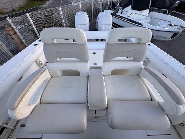 slider 3 Boston Whaler  320 Outrage